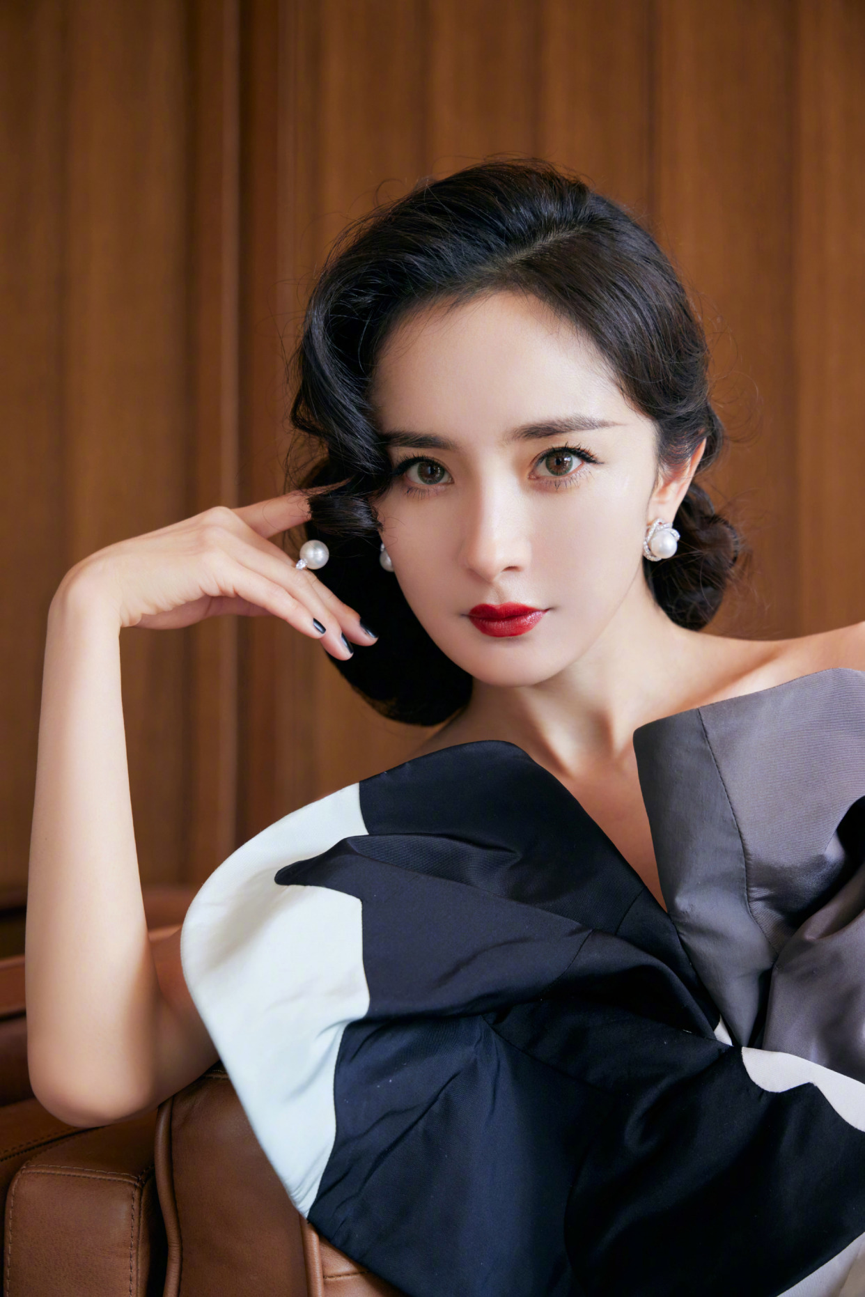 杨幂|盘发红唇复古优雅