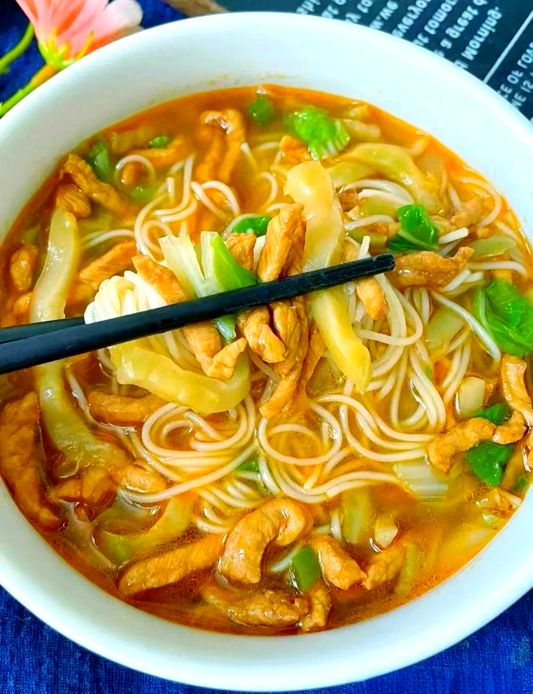 榨菜肉丝面:美味与营养的完美结合,让你尽享双重盛宴!