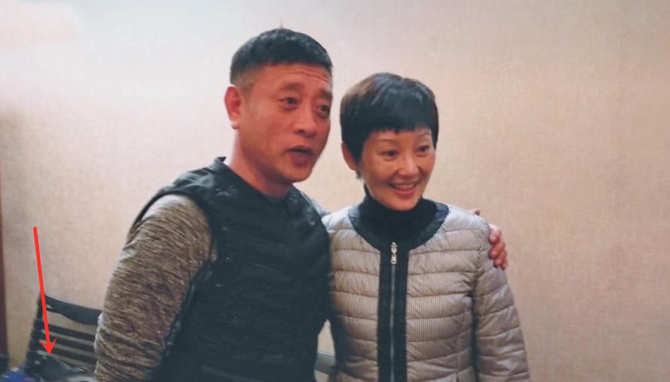穿老式棉服就是漂亮,徐帆参加同学聚会,53岁素颜自然松弛!