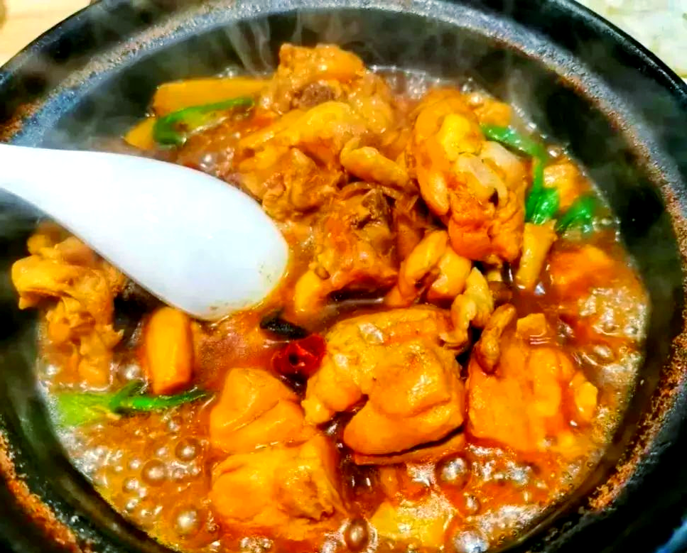 黄焖鸡米饭:色香味俱佳,烹饪简单,满足你的味蕾