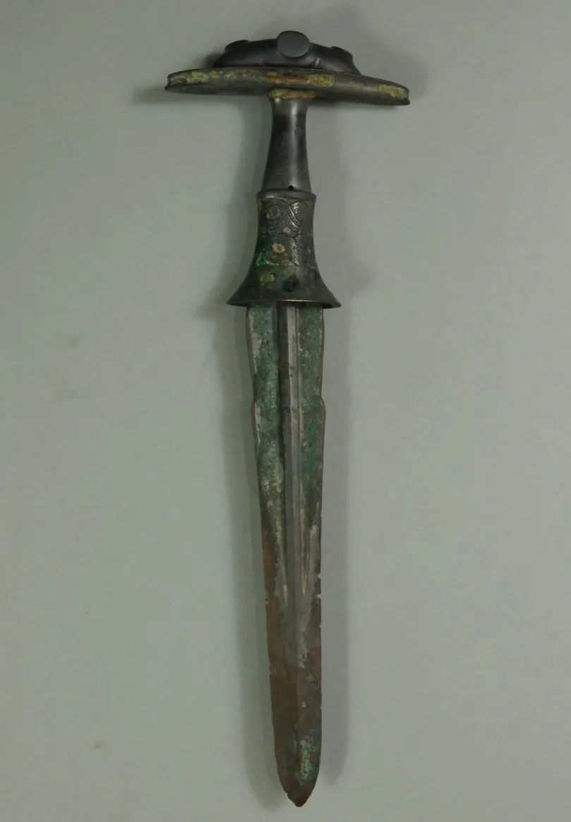 銎柄直刃剑及t形柄曲刃剑·乌兰宝拉格墓葬小黑石沟墓群是中国北方