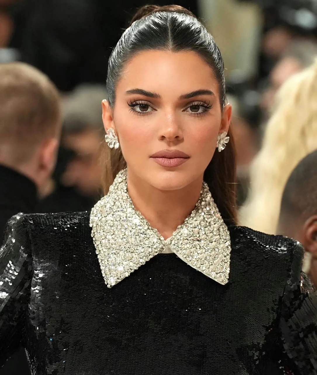 肯豆# kendall jenner亮相 2023 met gala红毯的造型,大长腿美少女