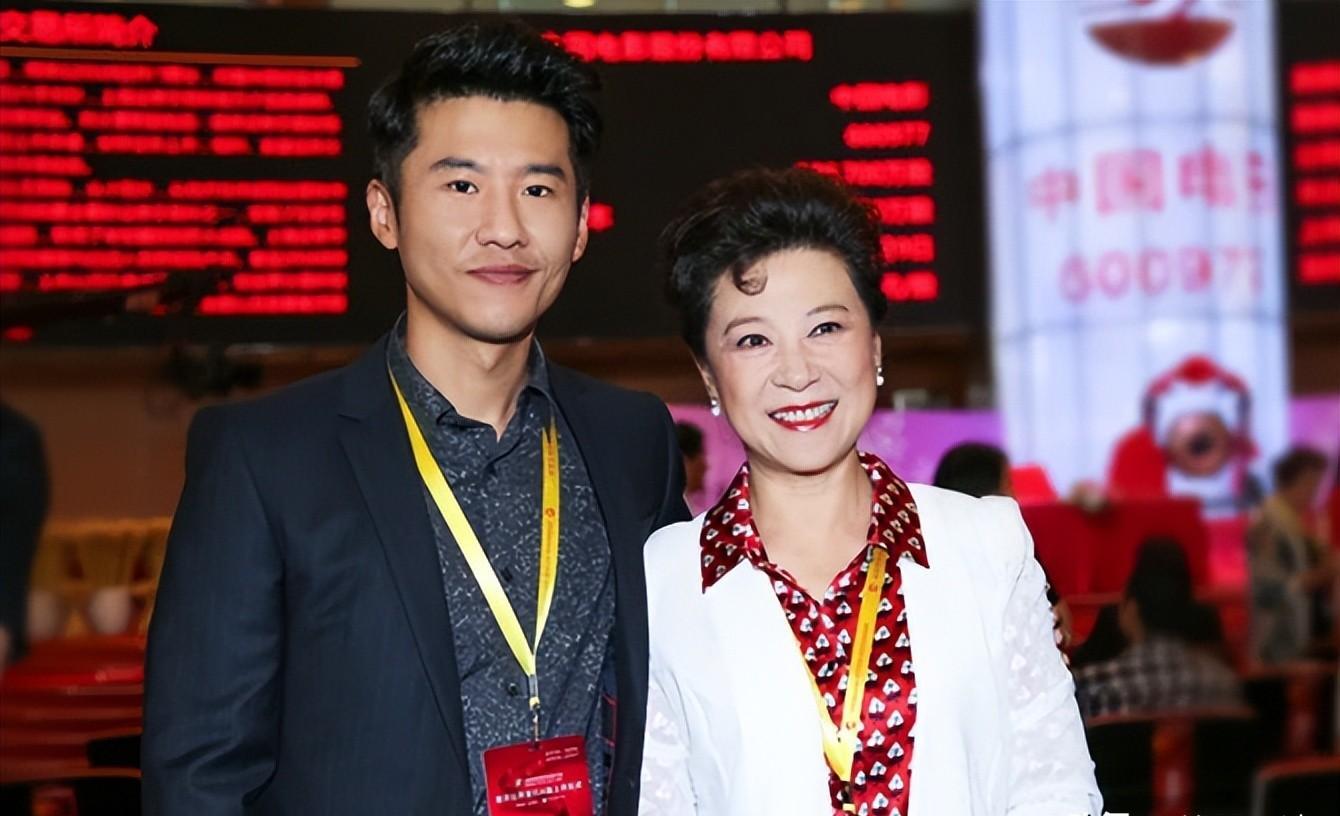 演员王骁:40岁走红,娶平凡妻子生一女,是母亲王馥荔的骄傲