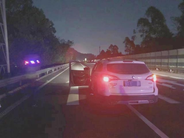 男子午夜在高速公路超车道停车睡觉,后方车辆吓坏纷纷紧急刹车绕行