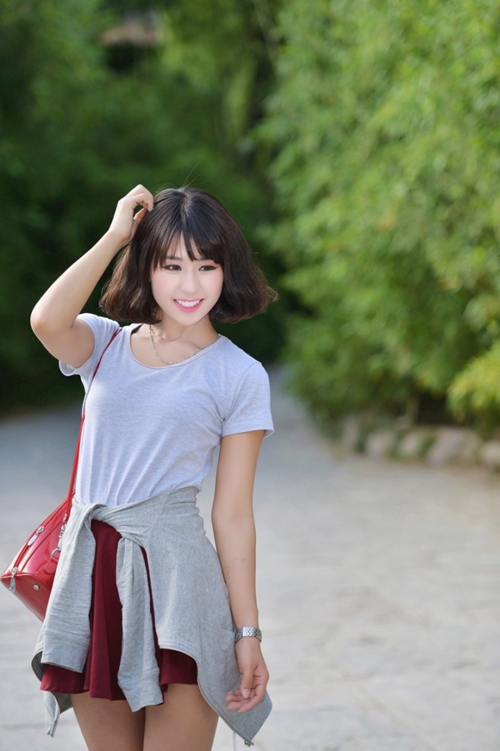 清晨阳光下的短发美女,可爱唯美