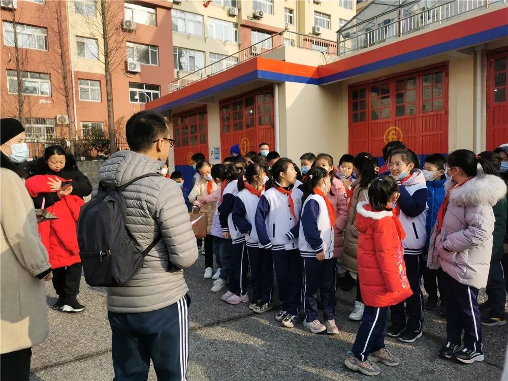 向消防队员致敬!青岛北山小学走进消防队开展研学实践活动
