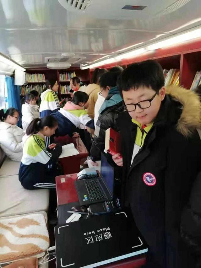 "2022年流动图书馆车进校园活动"准时重启