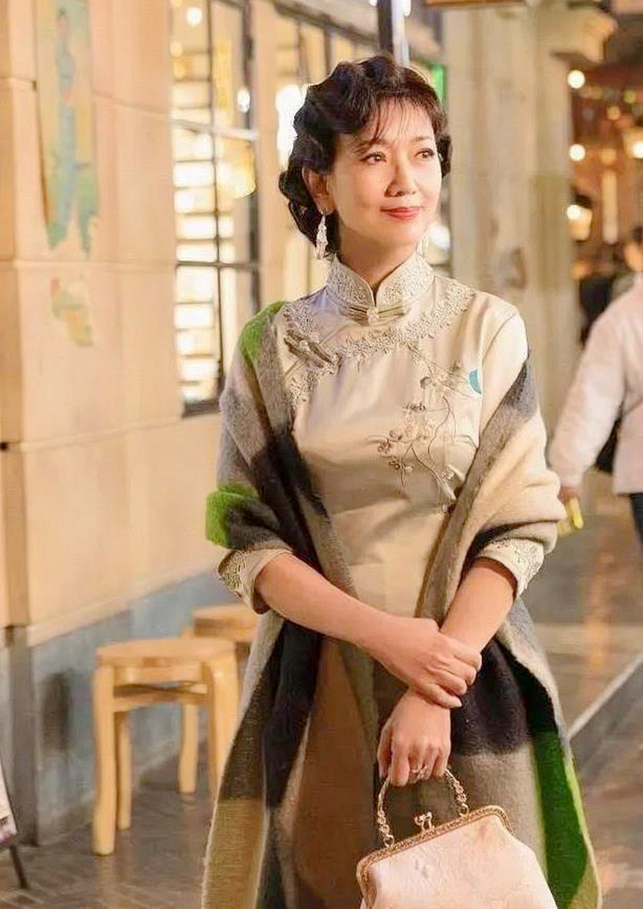 赵雅芝和刘晓庆同穿旗袍,看谁最会照顾两人一目了然.