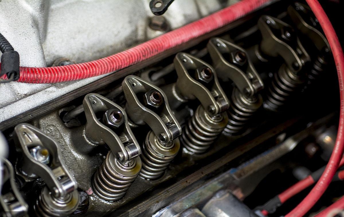 发动机摇臂是汽车发动机配气机构中的核心部件