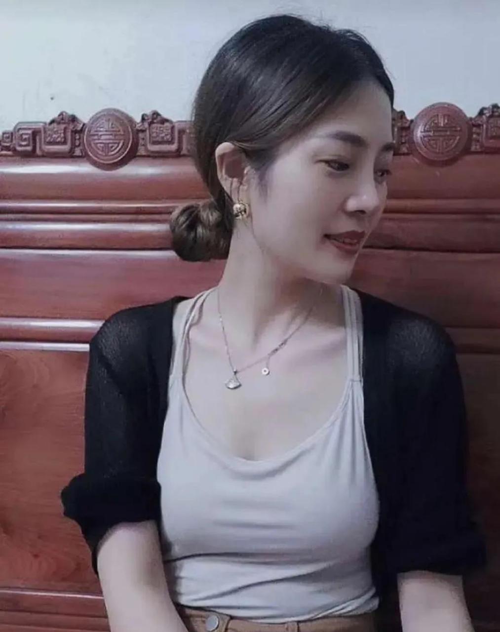 三十五岁的她,一个未婚单身的大龄女性.
