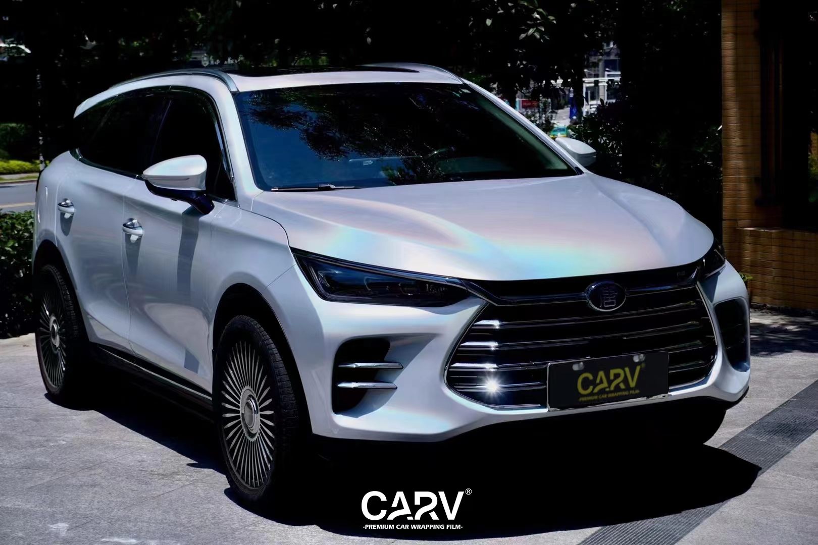 比亚迪唐卡孚改色膜白金镭射白,白变彩虹色