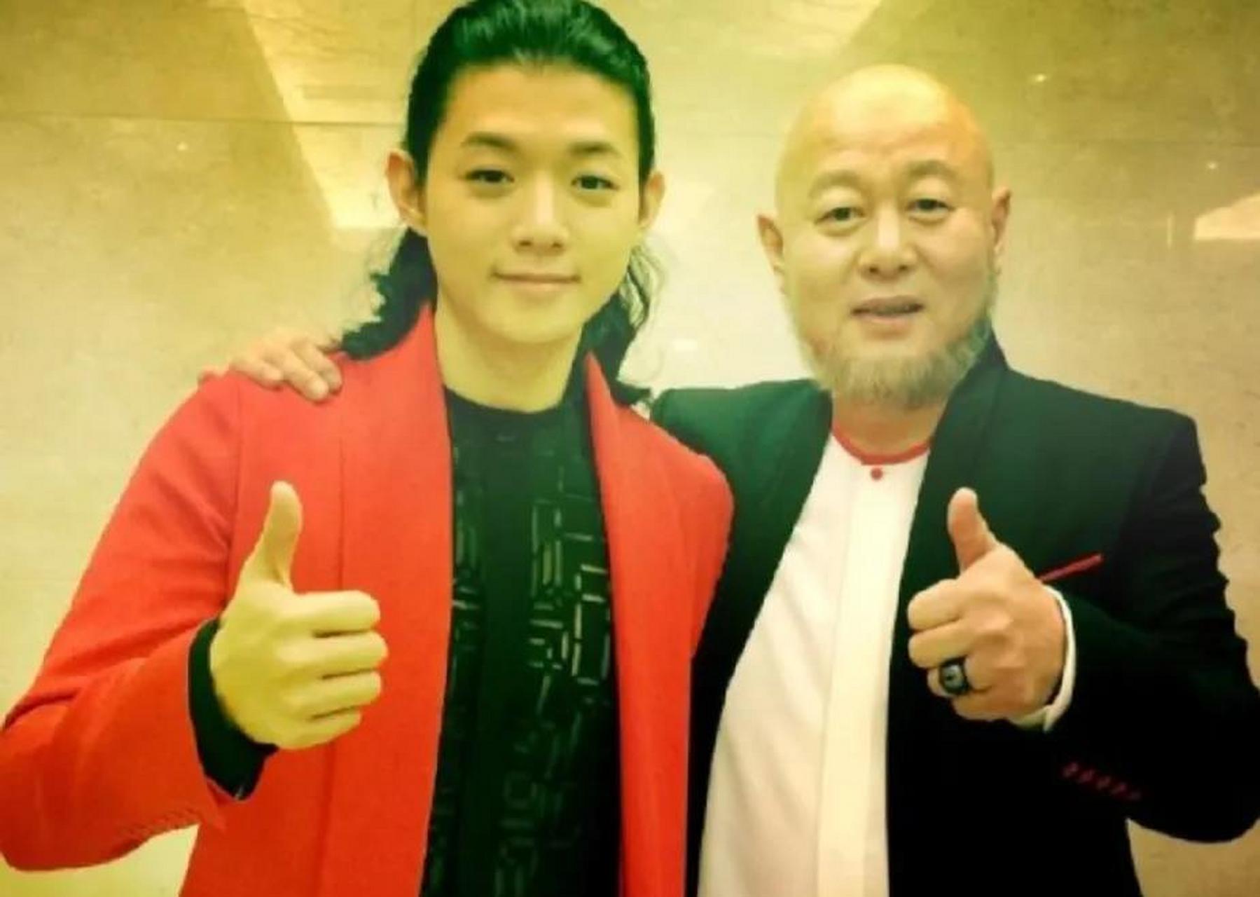 5月17日,霍尊的父亲火风前脚才说儿子霍尊和施冰岚好事将近快结涣了