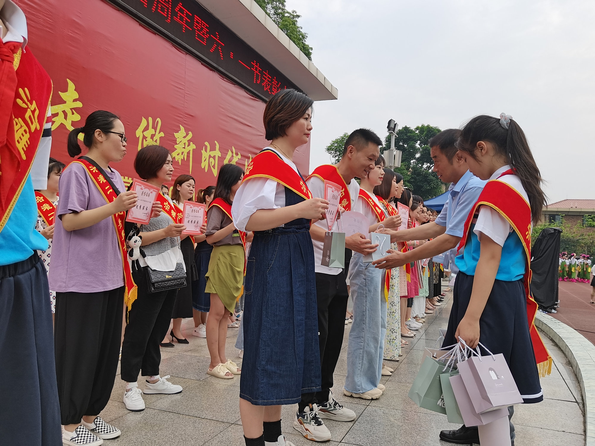 自贡沿滩二小:从小立志跟党走 做新时代好少年