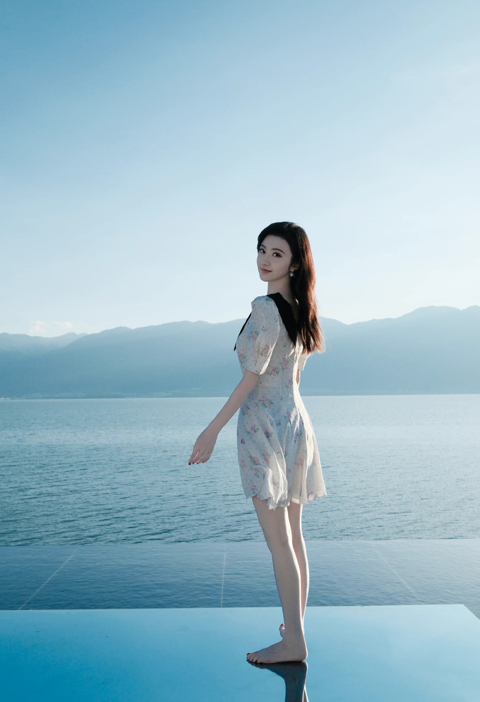 明星写真:景甜白色碎花短裙美拍,肤如凝脂美腿修长尽显好身材