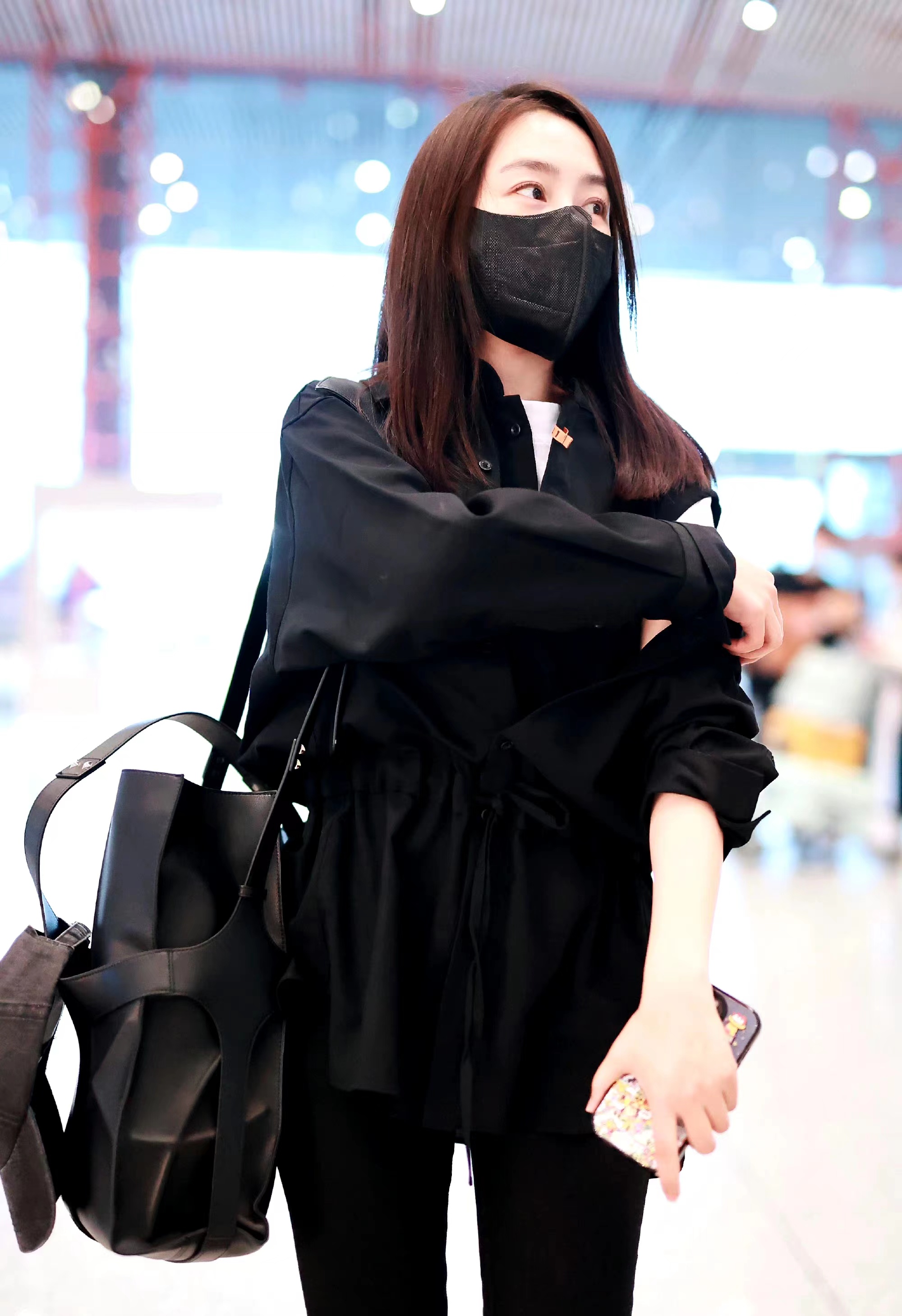 马苏现身机场,一身黑色装扮休闲随性,短袖配马甲很时髦!