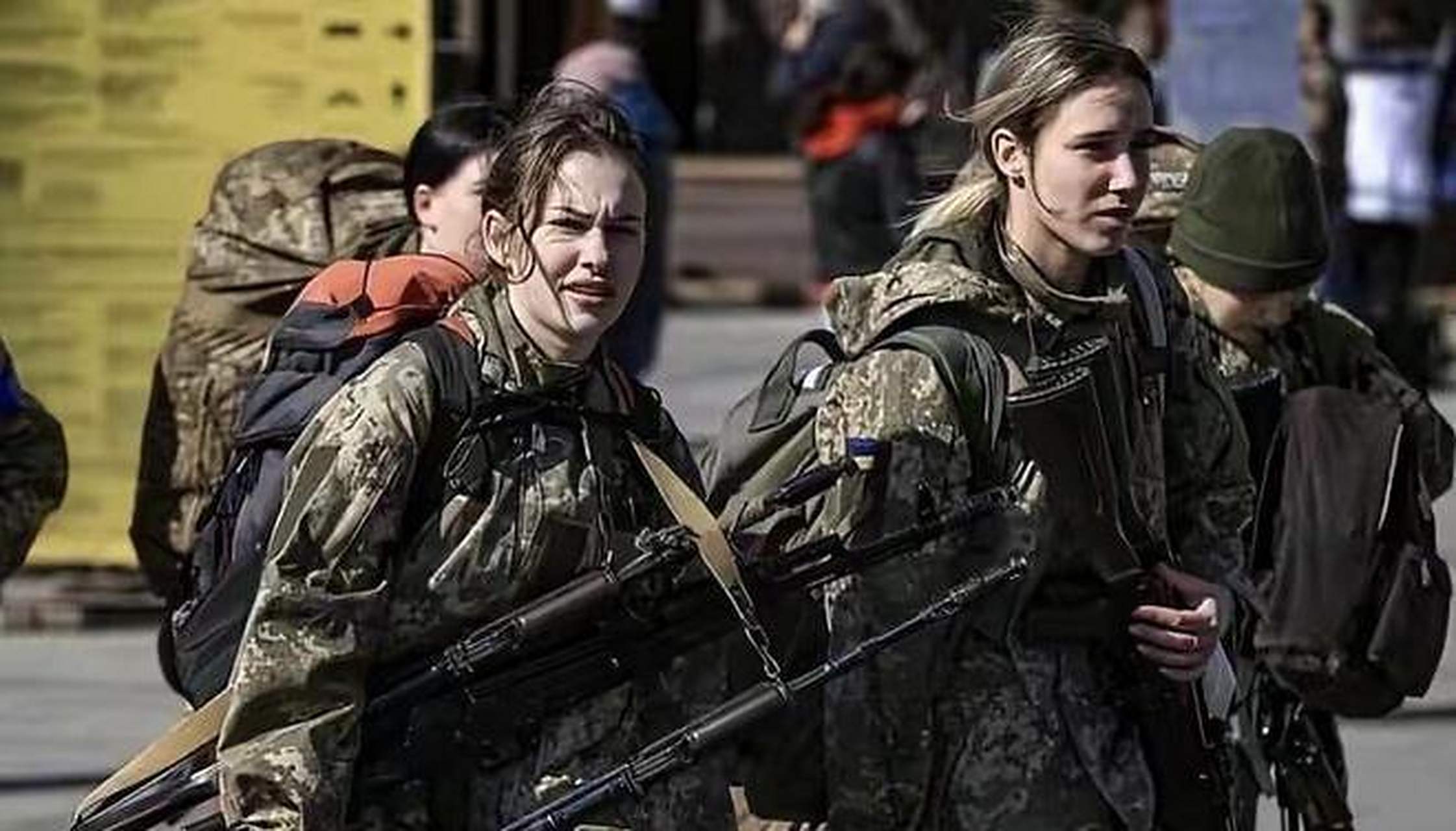 上全副武装的是一名叫安娜·贝索诺娃(anna bessonova)的乌克兰女兵