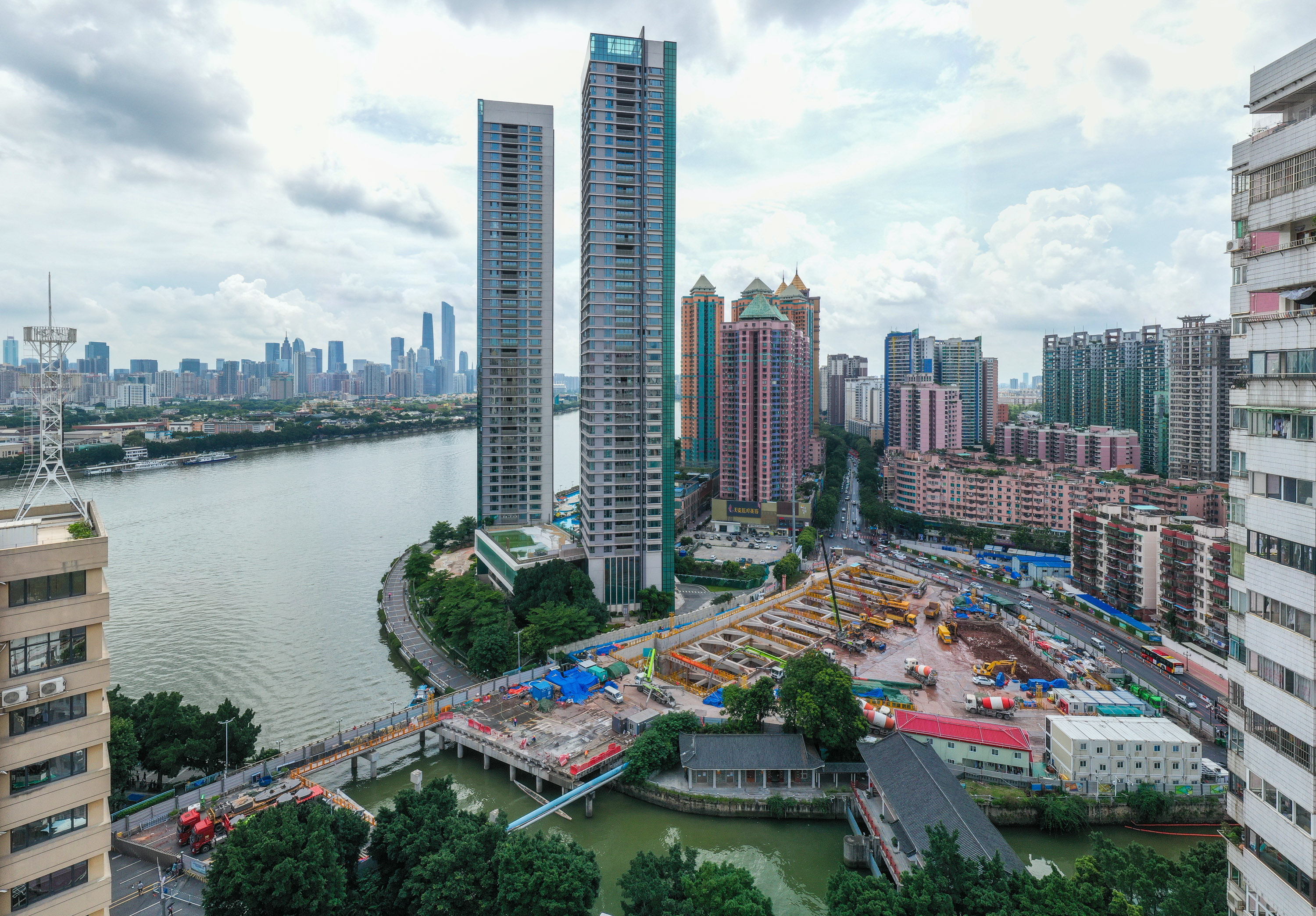 广州:地铁10号线滨江东路站开始浇筑底板