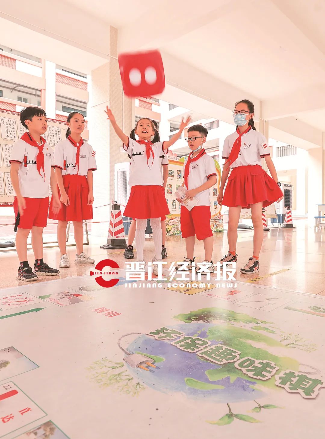 昨日,晋江市第二实验小学举行了"绿色低碳,节能先行"主题活动.