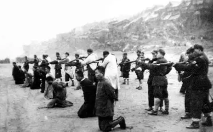 1947年,国军师长下令枪毙100名地下党,韩君明得知后:手下留情