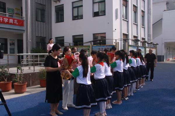 绩溪县实验小学举行2022年"最美教师"表彰活动