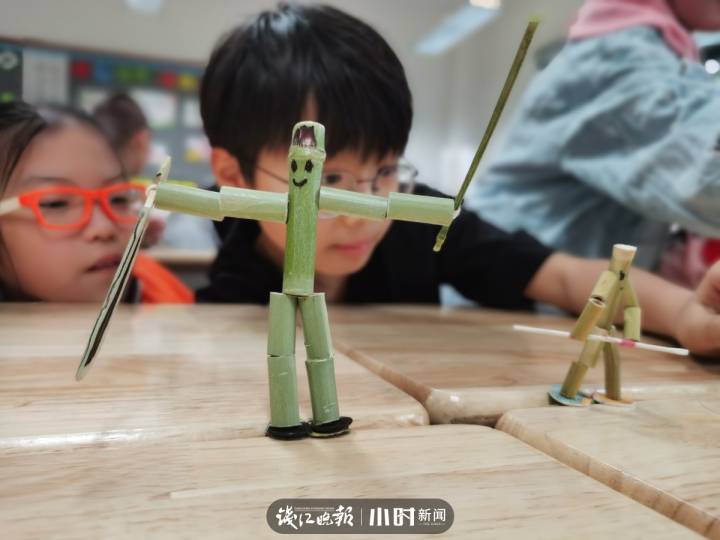 小学生把课文里的竹节人做出来了!网友感叹:不愧是义乌的孩子