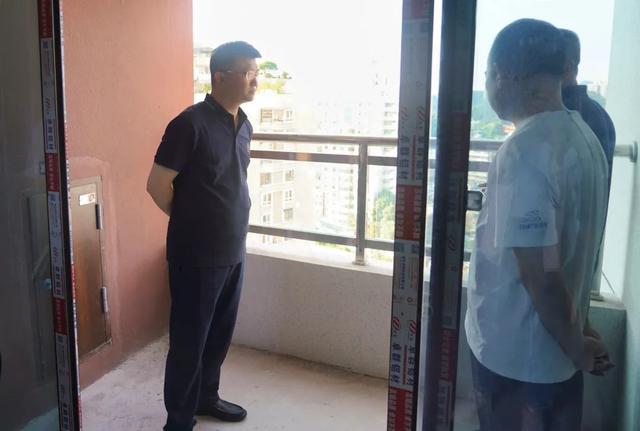 南明区长刘桂均调研酒厂安置点交房相关工作并召开专题会