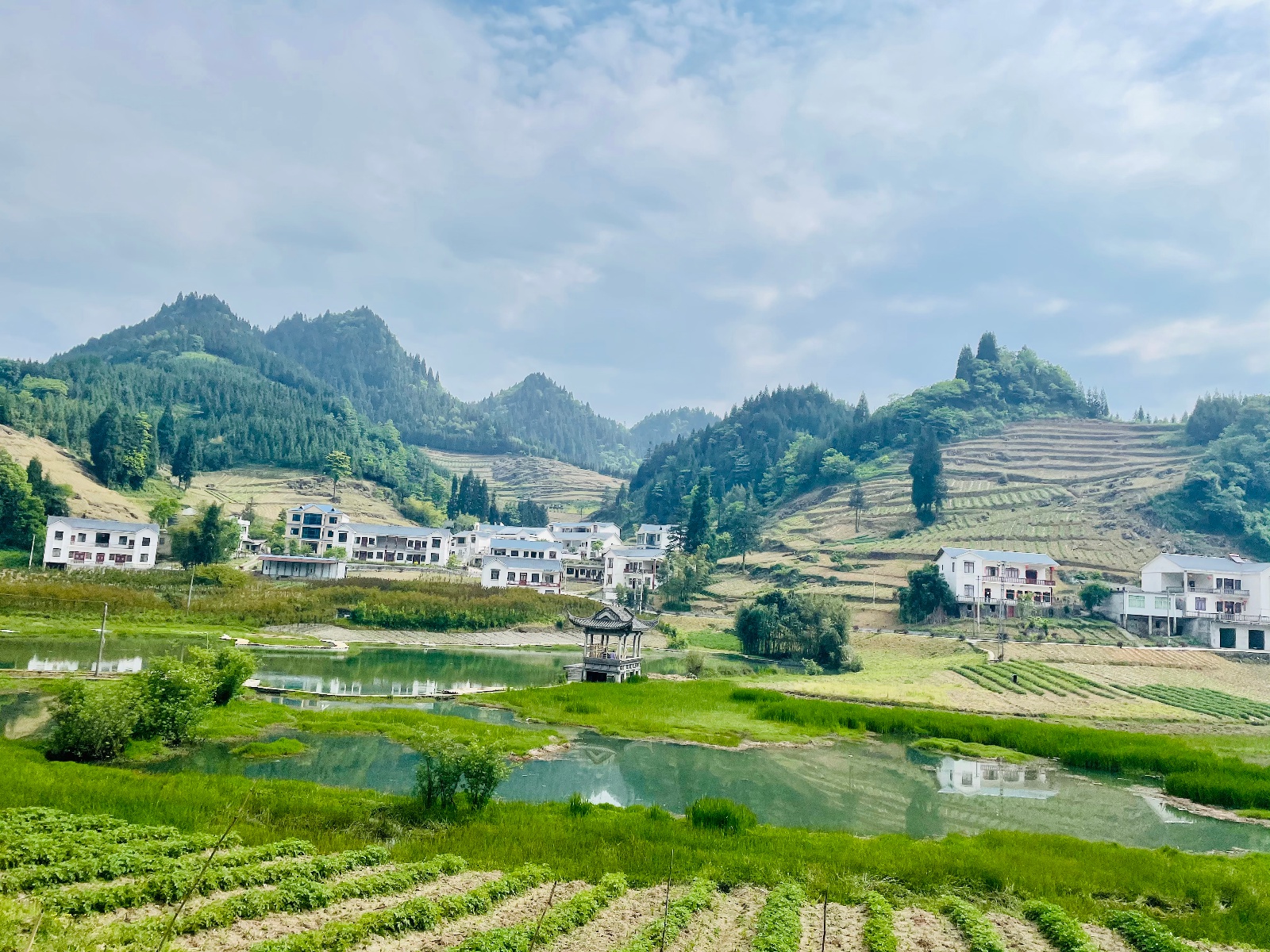 云南威信麟凤镇:整合资源 乡村旅游火起来