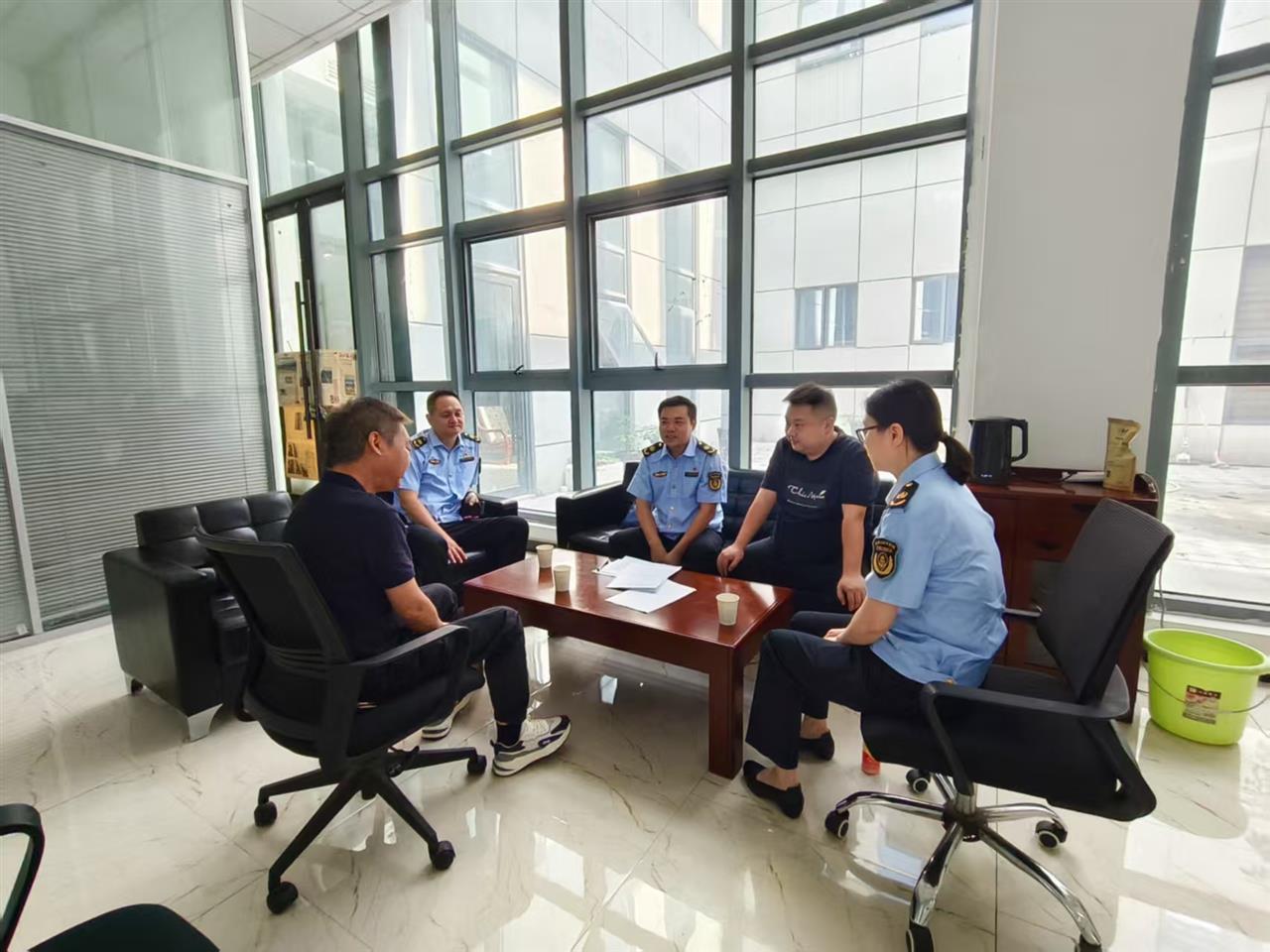 执法人员向危货运输企业宣传夏季运输安全事项.jpg