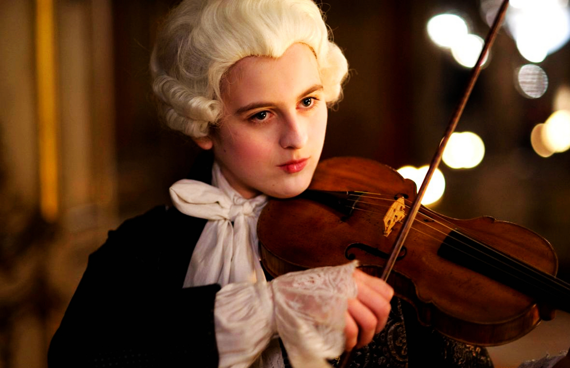 莫扎特1756年生于奥地利.他从小就表现出非凡的音乐天赋