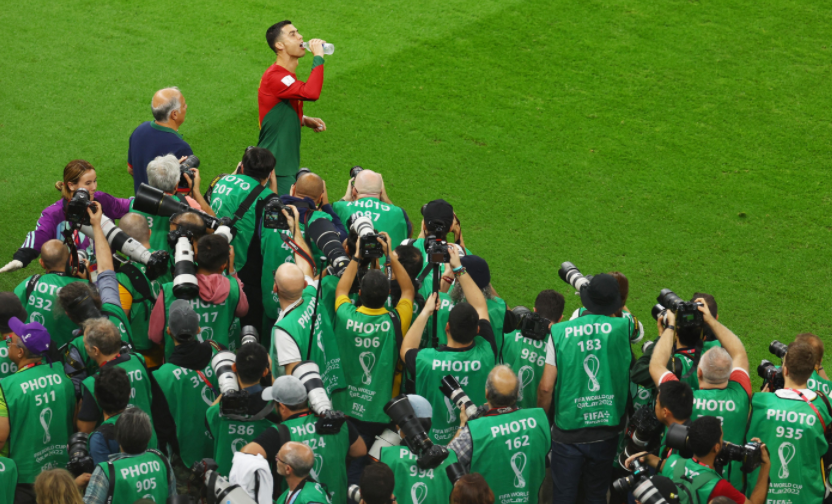 有啥好看的?c罗喝水一幕:数十名记者狂拍,女工作人员示意淡定