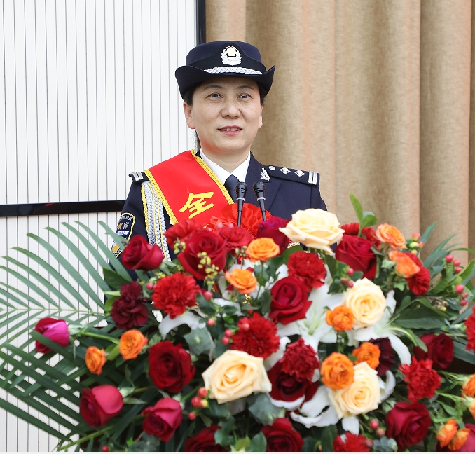 榜样如旗激励前行这场英模事迹宣讲会催人奋进