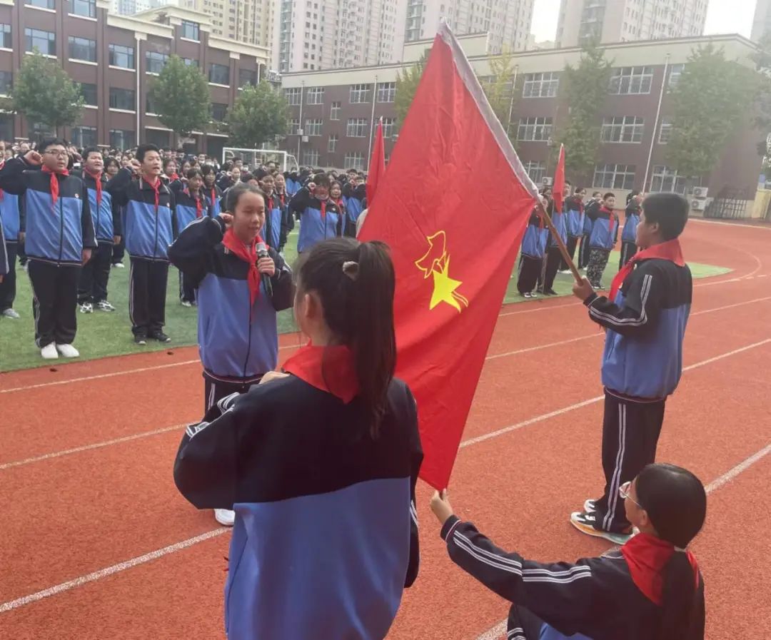 潍坊五中庆祝第73个建队节暨初一年级建队仪式顺利举行