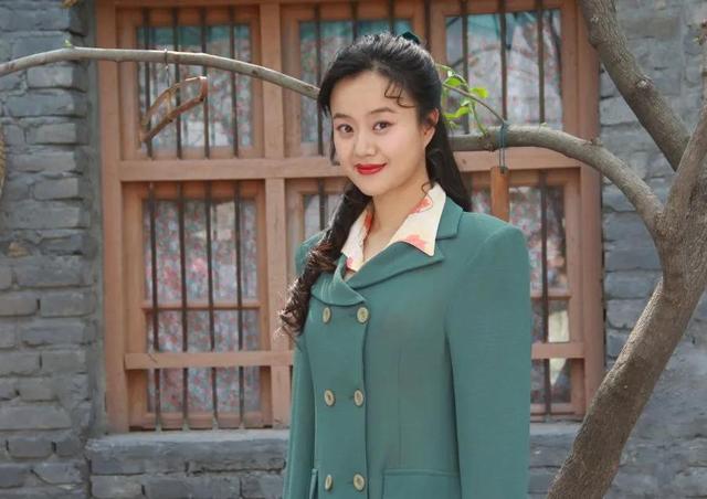 "村姑专业户"何翯:出道16年不温不火,嫁帅气丈夫收获幸福