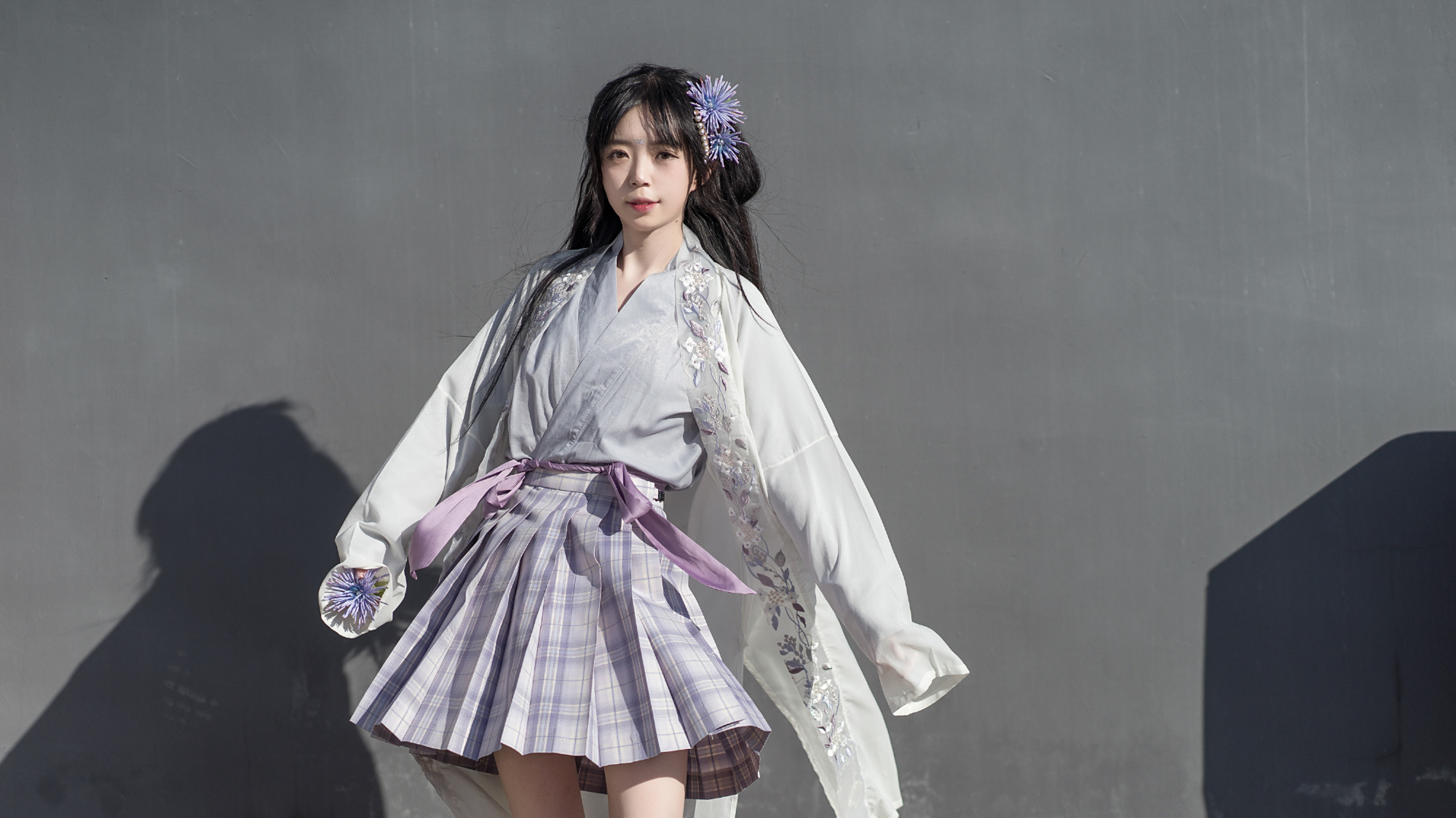 最近流行一种"上半身汉服,下半身jk"穿搭,优雅俏皮,让人喜欢