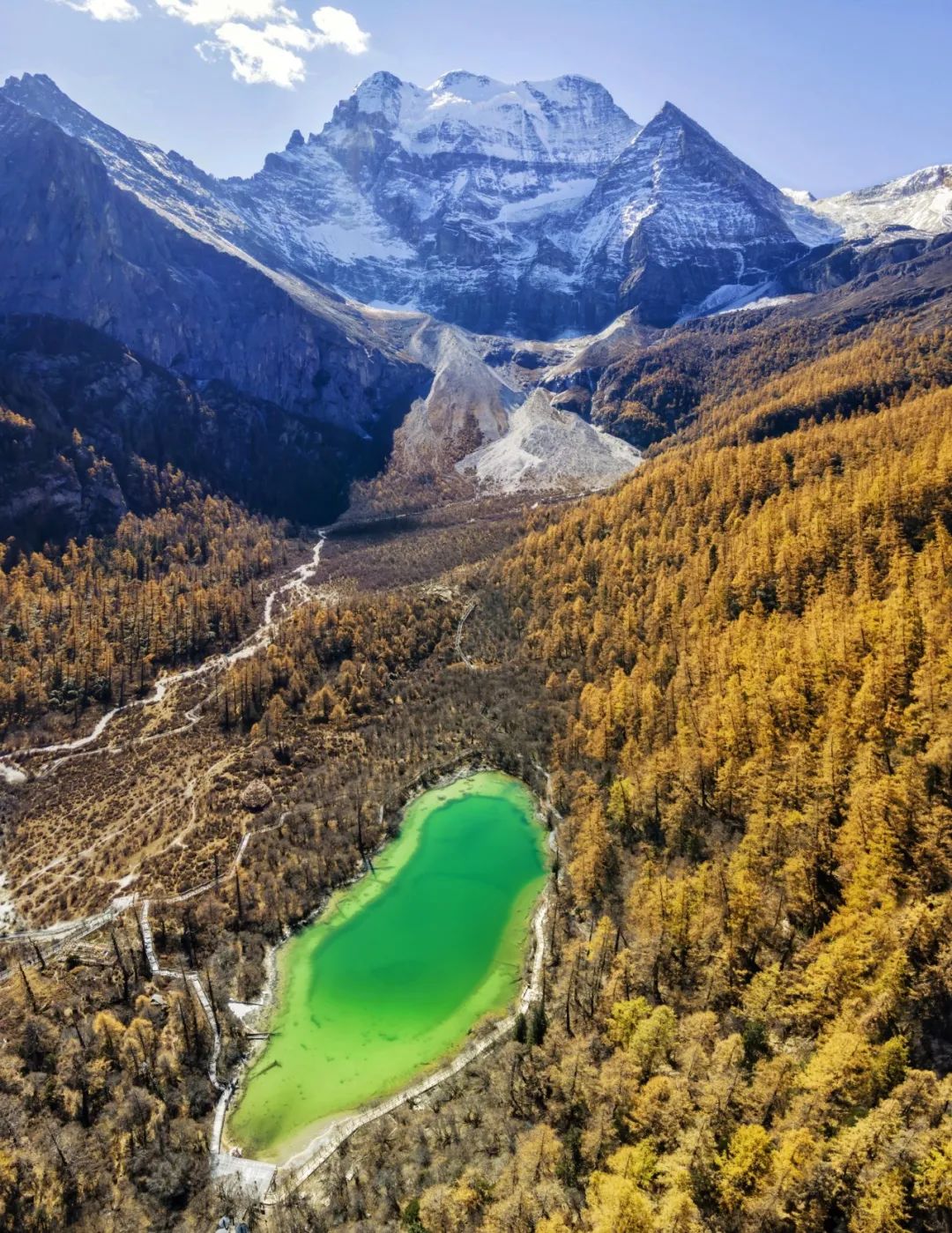 置身其中,被雪峰,峰林簇拥,被森林,草场,海子环绕,会给人以极致的震撼