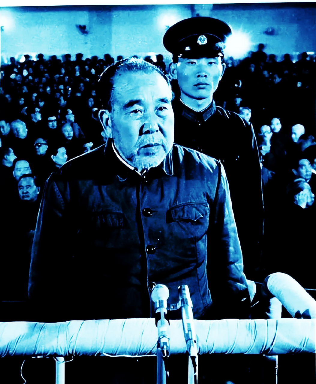 这是难得一见的1981年黄永胜受审老照片,照片中的他面容憔悴苍老,穿着