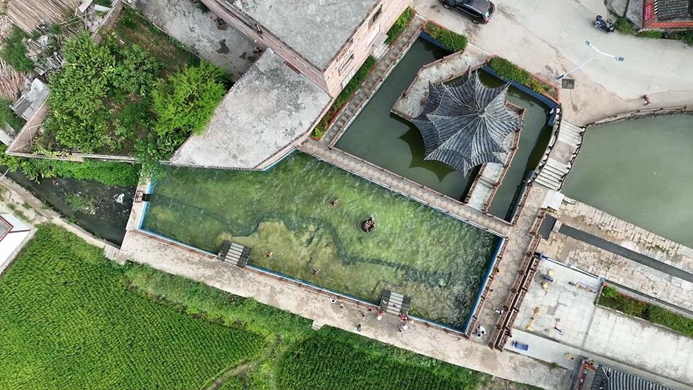 蓝山小泉村家门口的水上乐园让孩童安全享清凉