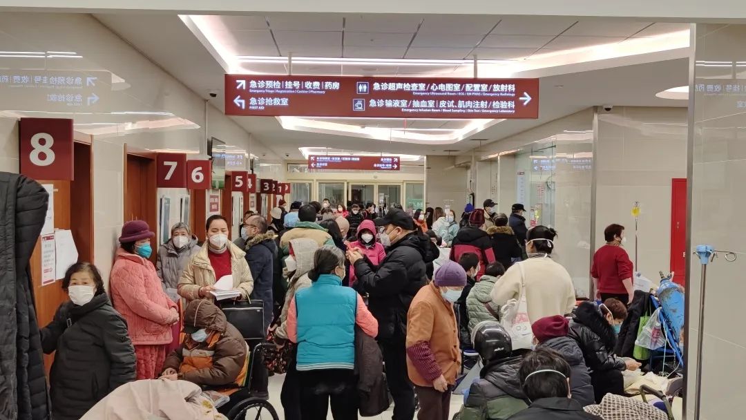 线直击丨华山医院急诊,肺炎病房探访记
