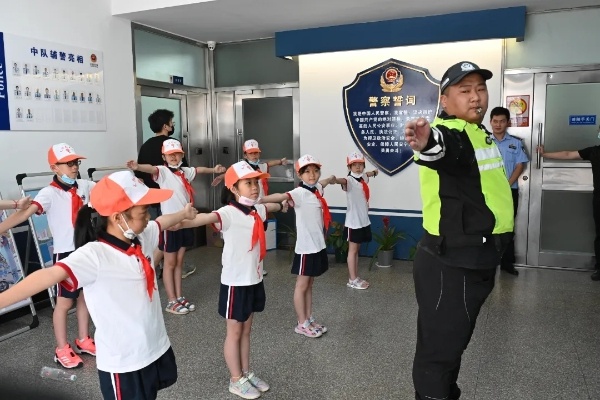 逍林镇中心小学组织开展"交警体验官"活动