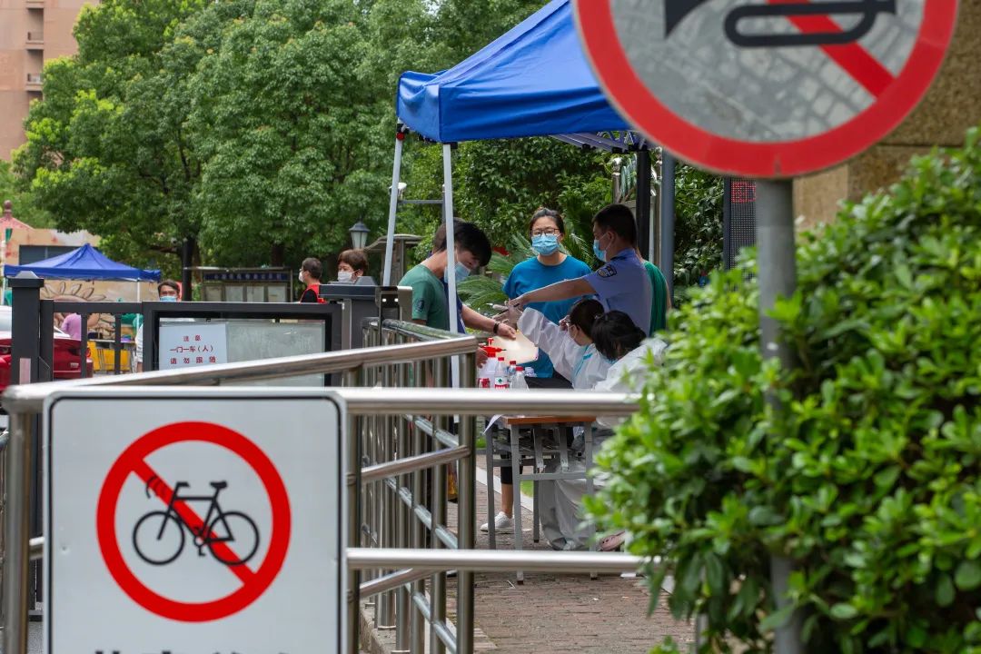 心圆西苑小区被列为中风险地区,小布直击封闭管理现场!