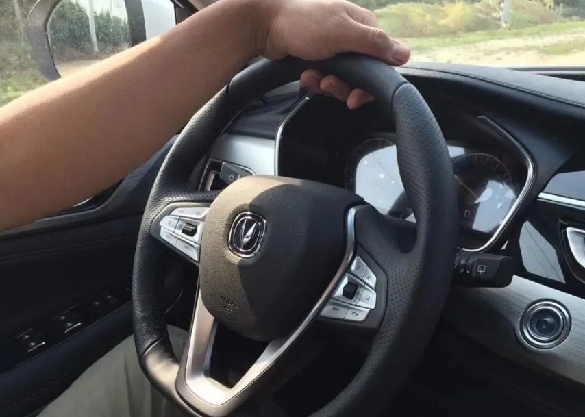 开车单手打方向盘,是技术好还是为了耍酷?还是需要注意安全