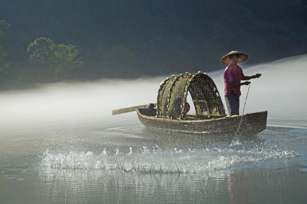 民间故事:老汉过河,被阻江中,船家提出过分要求,结果船破了