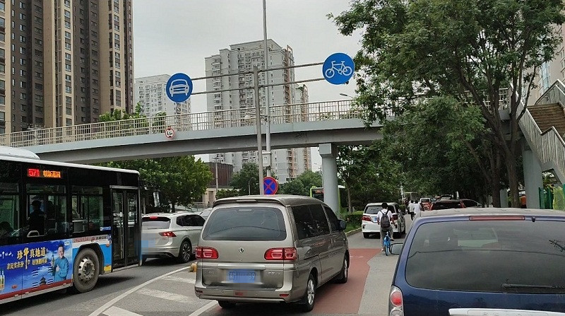 湖光中街辅路,机动车驶入了非机动车道