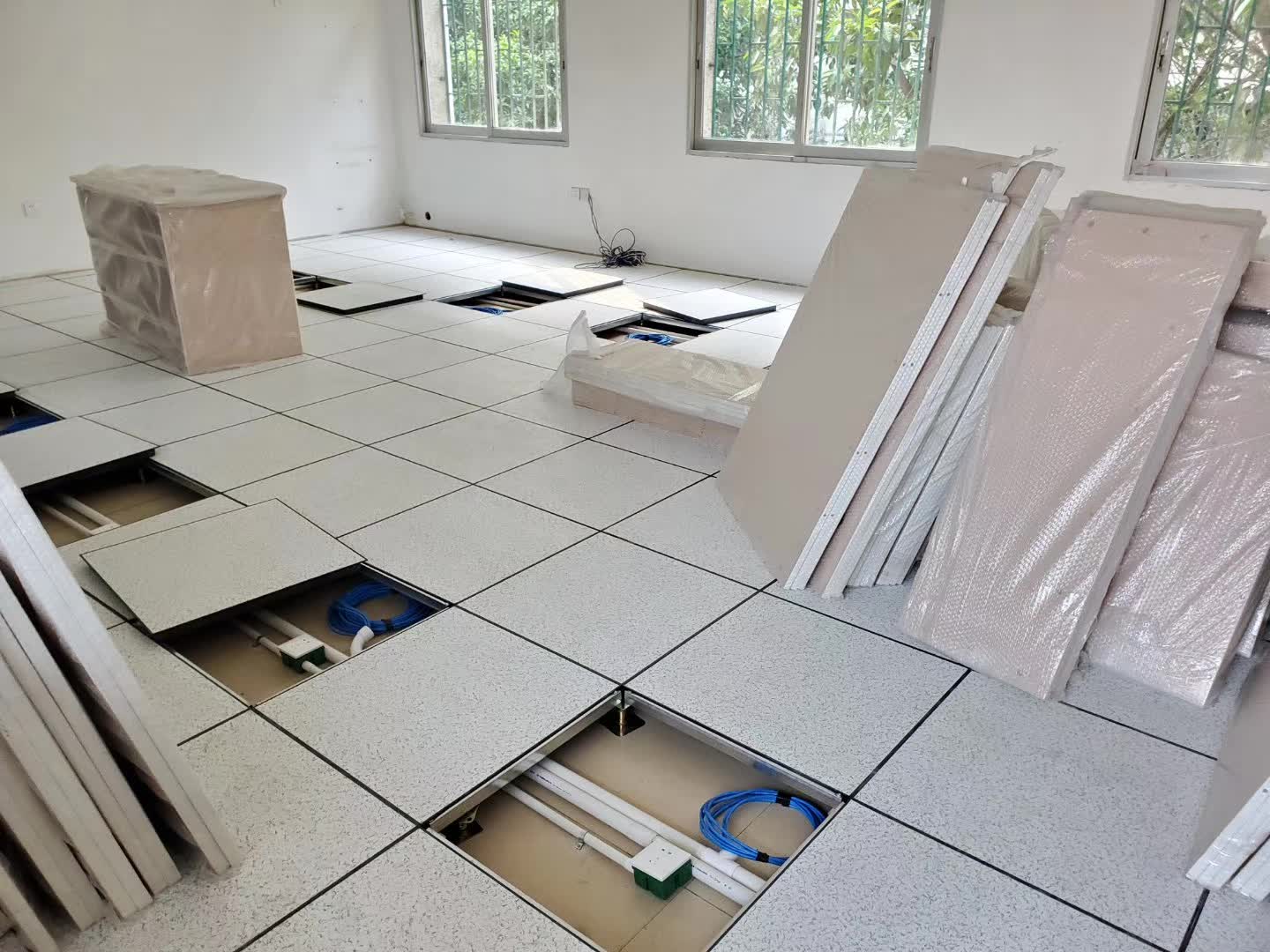 弱电机房需要铺设的pvc防静电地板多少钱