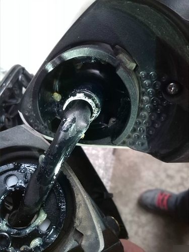 选择一款专为后视镜设计的双面胶带,将其粘贴在断裂的转轴上,记得要