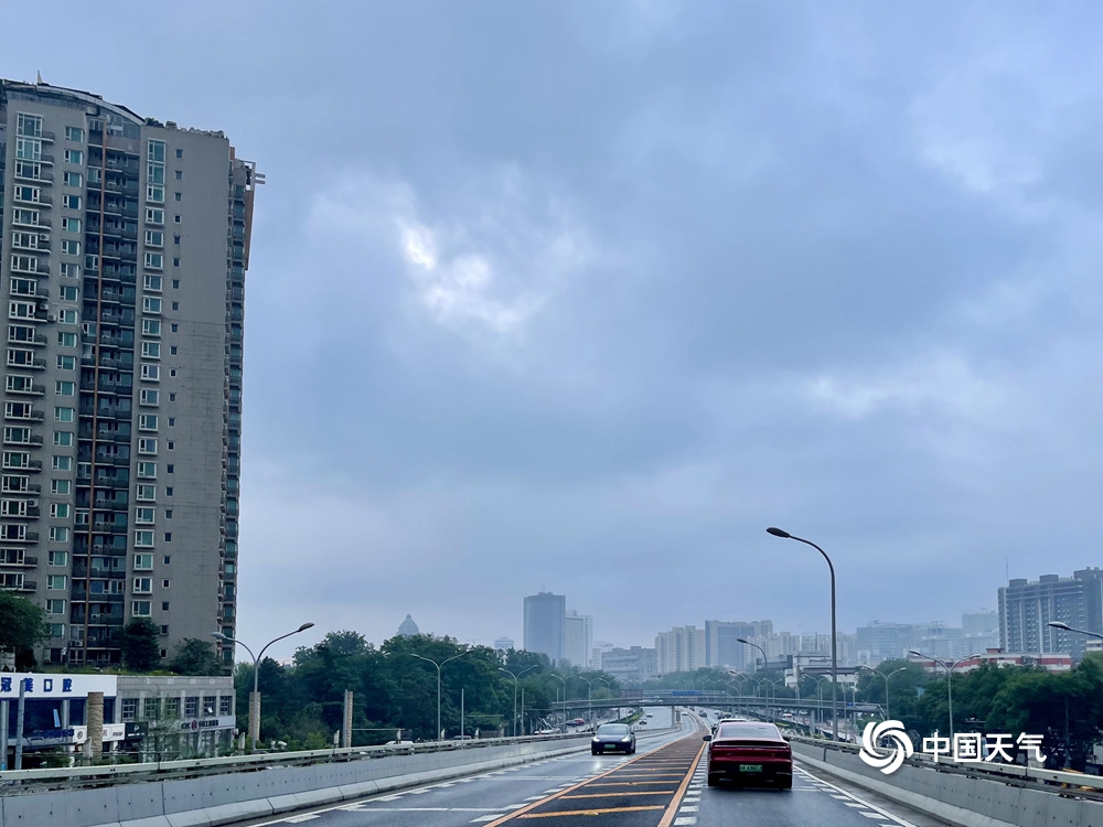 北京阴雨天气持续在线 昌平延庆等地山区雾气出没