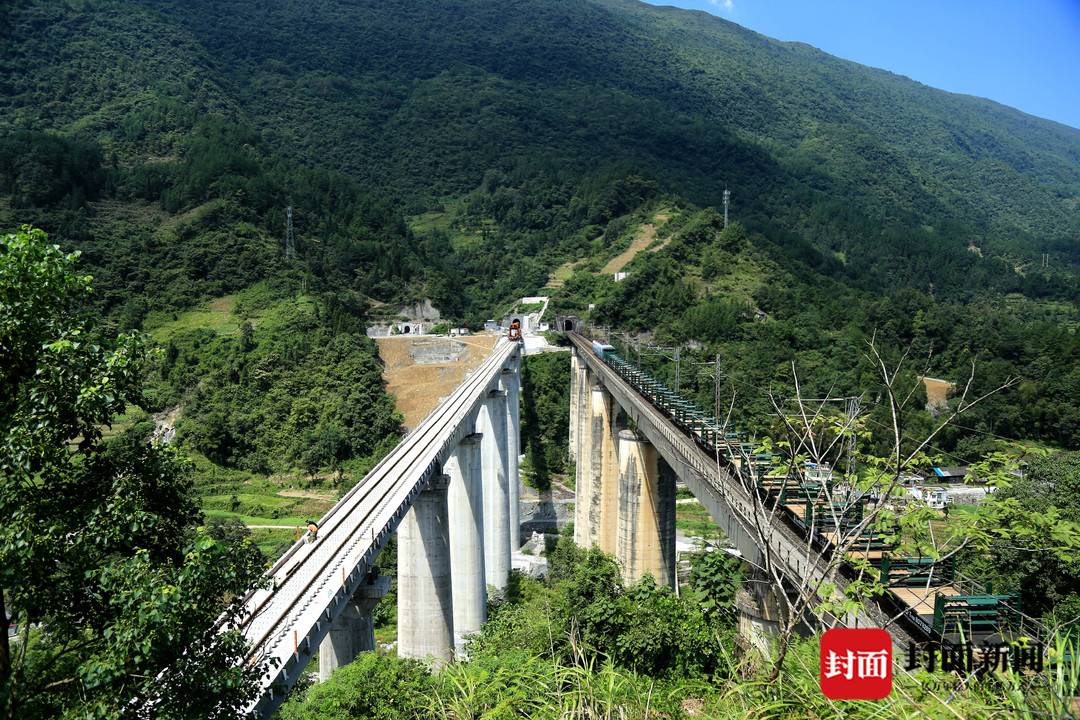 渝怀铁路增建二线石子坝至秀山段完成架梁施工