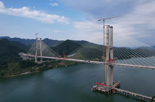 全省最大跨度钢混组合梁斜拉桥合龙!官新高速实现全线贯通