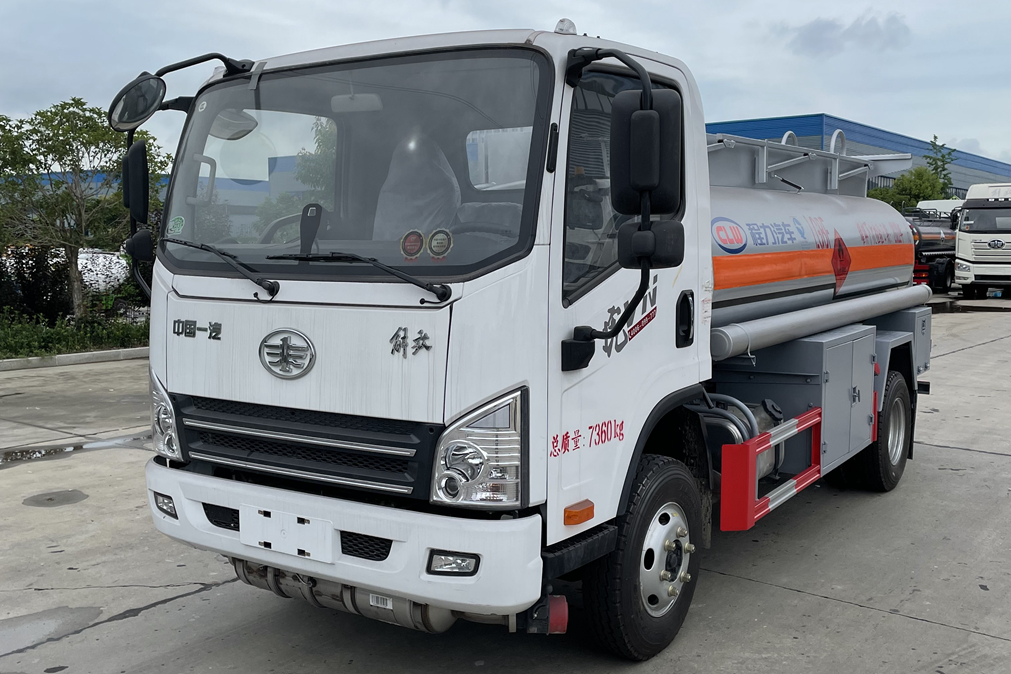 5吨油罐车 解放油罐车 油罐车厂家 包上牌 购车热线19571028550