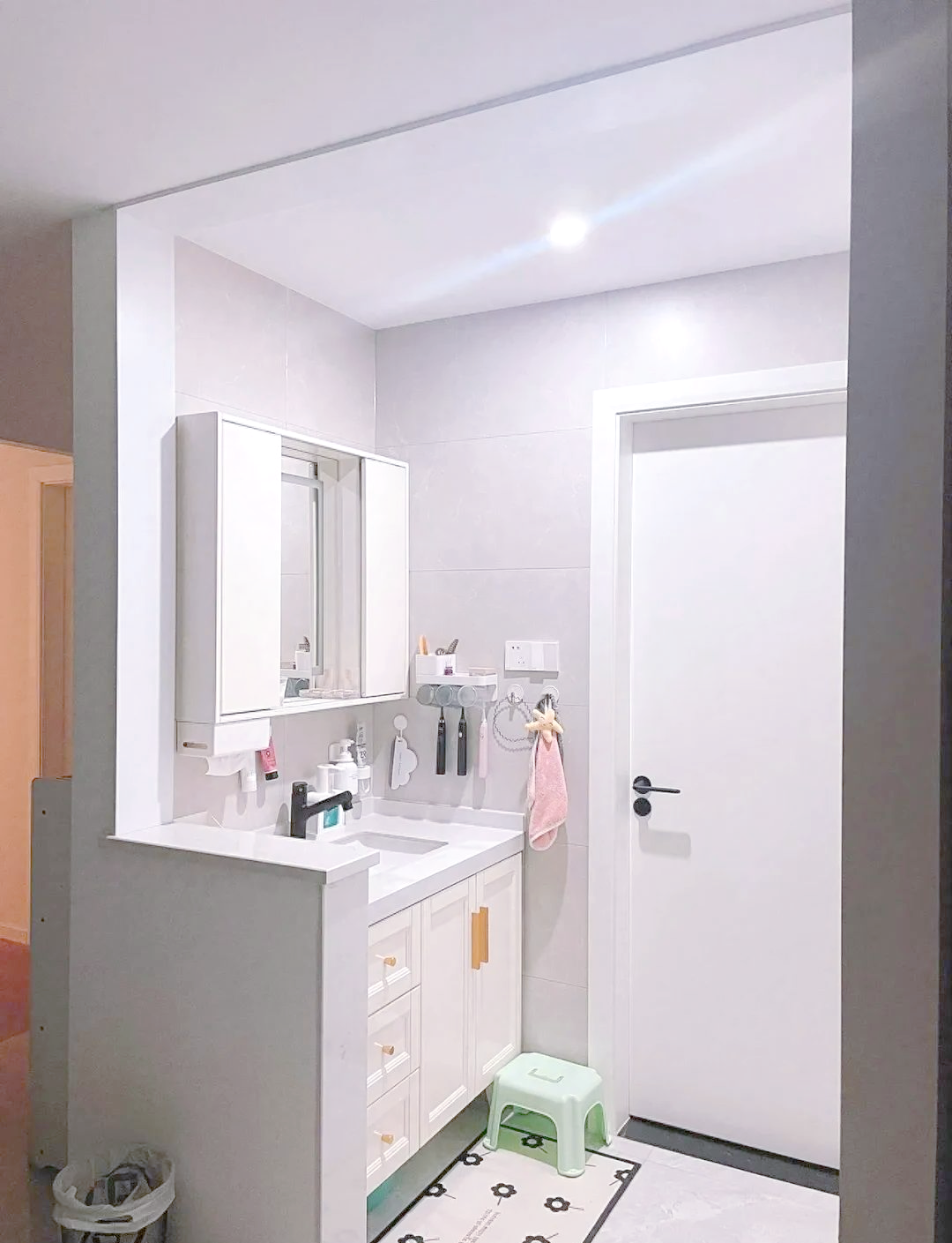 若原始卫生间空间宽敞,你可以考虑在洗漱台外置的基础上,巧妙地加入